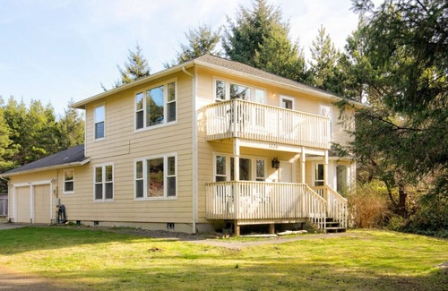 Grayland House | Seaside Serenity at Starfish Beach Bungalow With Hot Tub