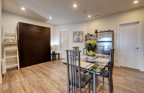 Brentwood Bay House | Seaside Serenity: Your 1-Bedroom Escape in Brentwood Bay
