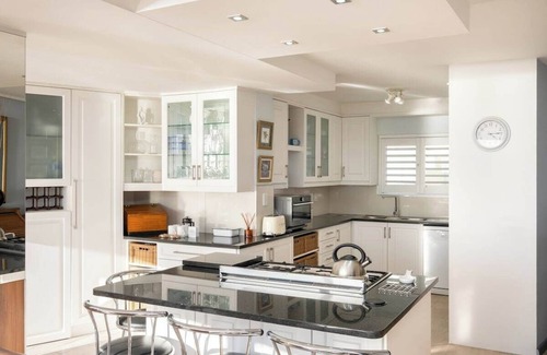 Lagoon Beach Apartment | Seaside Serenity with Ocean View