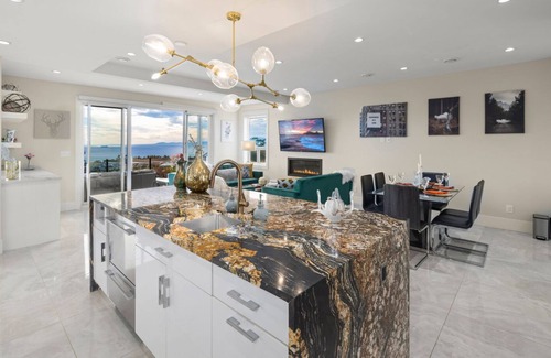 Colwood House | "Seaside Serenity: Your Dream Stay In Victoria Awaits!"