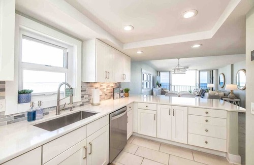 Wrightsville Beach Condo | Seaside Solace: Panoramic Views Ocean front property with pool