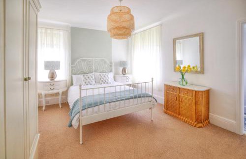 West Kirby House | Seaside spacious 4 BR Nr Town centre pet friendly sailing & open golf course