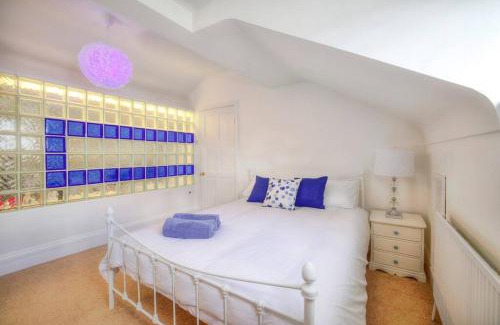 West Kirby House | Seaside spacious 4 BR Nr Town centre pet friendly sailing & open golf course