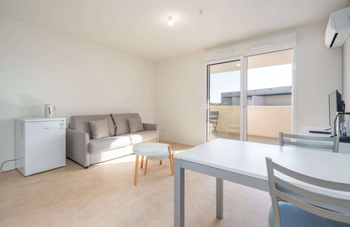 Serignan Apartment | Seaside Stay for Two Guests