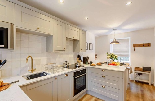 Mynytho House | Seaside stone cottage with hot tub - Ty Fin Cottage