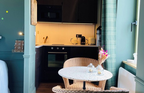 Bernieres-sur-Mer Apartment | Seaside Suite (Jacuzzi & Sauna) - 1 minute from the beach and shops