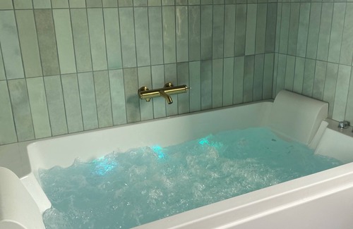 Bernieres-sur-Mer Apartment | Seaside Suite (Jacuzzi & Sauna) - 1 minute from the beach and shops