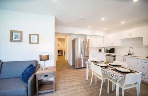 Colwood House | Seaside Suite + Private Yard : Walk to Royal Bay Beach