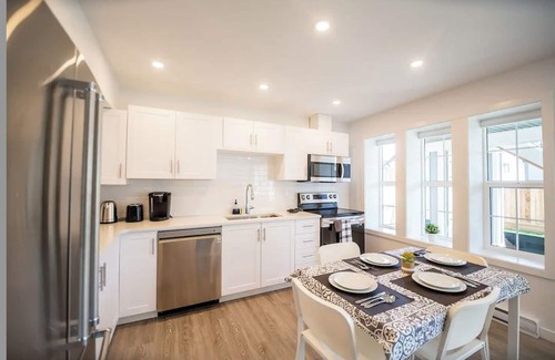 Colwood House | Seaside Suite + Private Yard : Walk to Royal Bay Beach