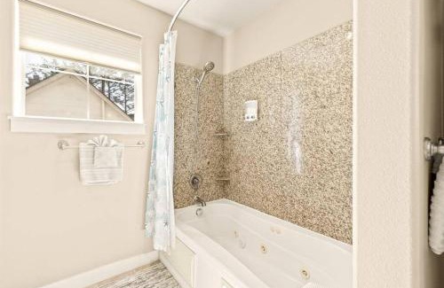 Seaside Apartment | Seaside Waterfront condo walking to downtown and beach