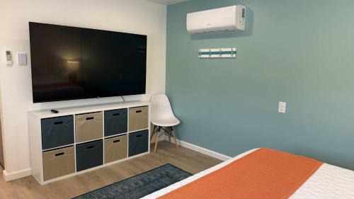 Lake City Apartment | Seasonal Cabin, sleeps 6