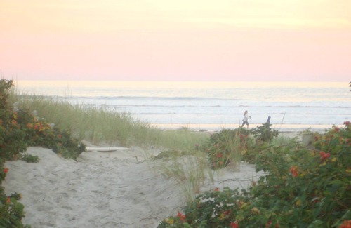 Wells Beach Cottage | Seasonal Duplex Maine Cottage (2023 dates - Check back 1-15-23)