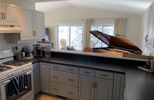 The Blue Mountains House | Seasonal or Monthly Rental with Views of Blue Mountain (pet friendly)