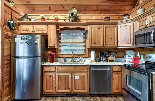 Black Bear Falls Cabin | Seasonal Outdoor Pool 🐻 Family Friendly🍂Cozy Cabin 🏔3 mi to Strip 🍁Hot Tub