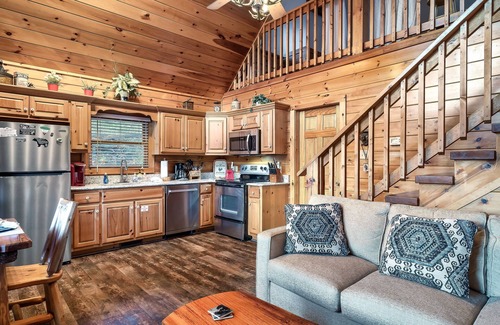 Black Bear Falls Cabin | Seasonal Outdoor Pool 🐻 Family Friendly🍂Cozy Cabin 🏔3 mi to Strip 🍁Hot Tub