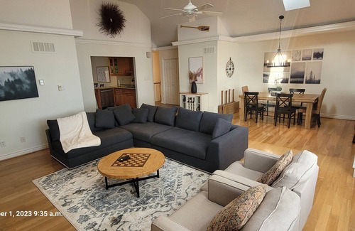 Collingwood House | Seasons by the Bay! Lakehouse on Georgian Bay. Short drive to town, ski or beach