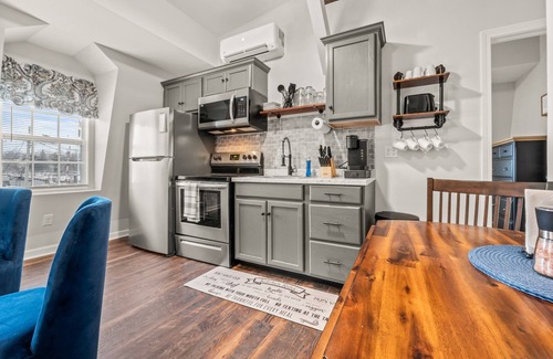 Wallingford Center Apartment | Seasons Hospitality offers all new 1Br with tons of charm