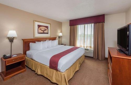 Highland Hotel | Seasons Inn & Suites Highland