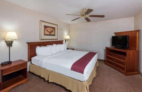 Highland Hotel | Seasons Inn & Suites Highland