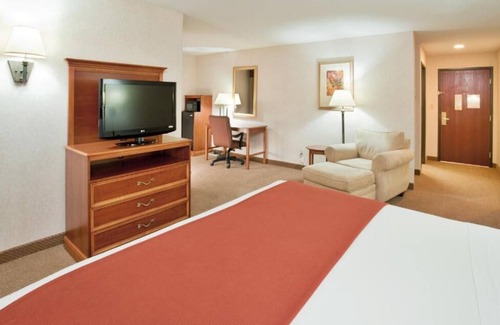 Highland Hotel | Seasons Inn & Suites Highland