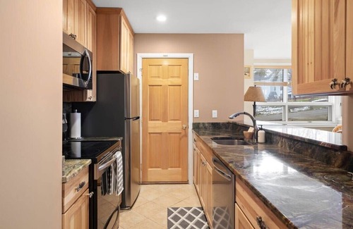 West Dover Condo | Seasons Lodge | Trailside Condo w/Fireplace!