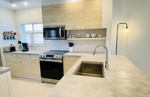 Sanibel Condo | "Seaspray" beachfront, GULF VIEWS, free bikes!