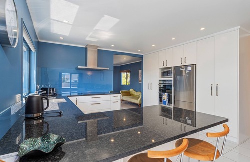 Matarangi House | Seaspray Retreat - Matarangi Holiday Home