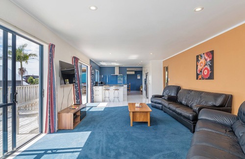 Matarangi House | Seaspray Retreat - Matarangi Holiday Home