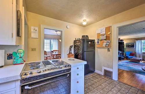 North Beach/Blue Ridge Cottage | Seattle Home w/Balcony: 1 Mi to Park & Water!