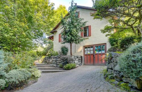 North Beach/Blue Ridge House | Seattle Home with Balcony 1 Mi to Park and Water!