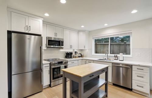 Southeast Magnolia House | Seattle Retreat, 3 bedroom 2.5 bathroom, Family Friendly near Magnolia Village.