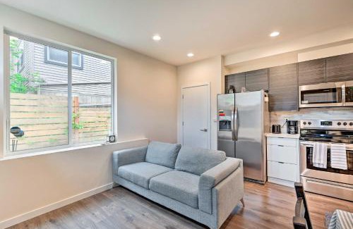 Licton Springs House | Seattle Townhome Rooftop Deck Less Than 7 Mi to Dtwn