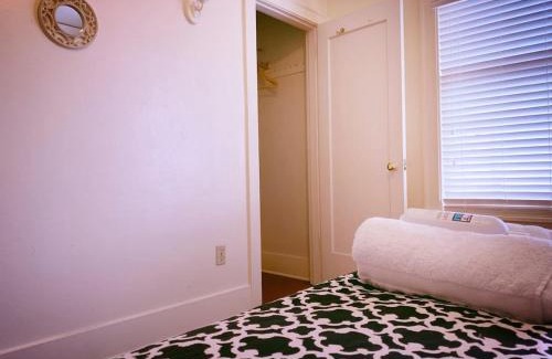 Eastlake House | Seattle Urban Village- private room