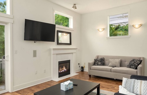 Mann House | Seattle Vacation Home: 3 en-suite bedrooms with outdoor space!