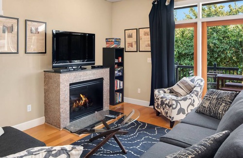 Mann House | Seattle Vacation Home: House of Suffrage - 5 bedroom, sleeps 16!