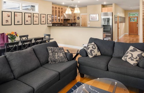 Mann House | Seattle Vacation Home: House of Suffrage - 5 bedroom, sleeps 16!