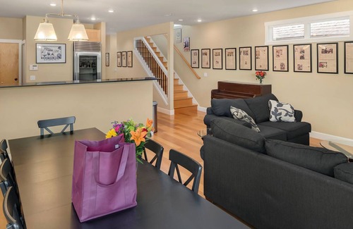 Mann House | Seattle Vacation Home: House of Suffrage - 5 bedroom, sleeps 16!