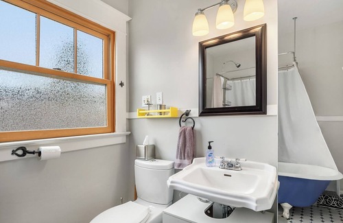 West Queen Anne House | Seattle Vacation Home: New Queen Anne - Great Location | Spacious Master Suite! | 5 Star Hospitality