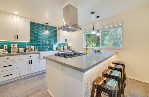 High Point House | Seattle Vacation Home w/Hot Tub: 5 Mi to Downtown
