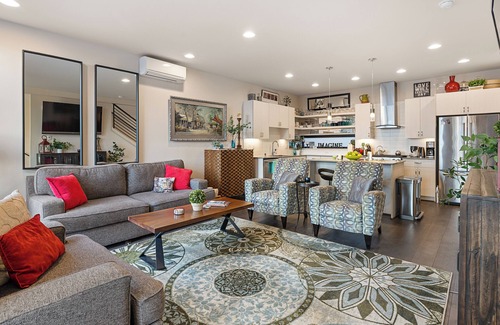 North Admiral House | Seattle West - Admiral Dist- Stunning Views, Balcony, AC, 90 Walk Score