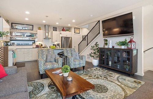 North Admiral House | Seattle West - Admiral Dist- Stunning Views, Balcony, AC, 90 Walk Score