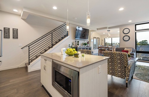North Admiral House | Seattle West - Admiral Dist- Stunning Views, Balcony, AC, 90 Walk Score