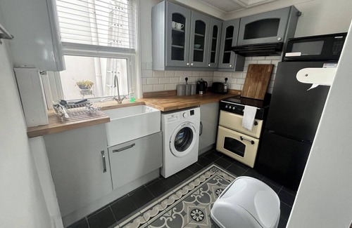 Southwick Apartment | Seaview 2 Bedroom House Sleeps 5 -Pets Ok -WiFi