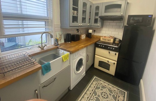 Southwick Apartment | Seaview 2 Bedroom House Sleeps 5 -Pets Ok -WiFi