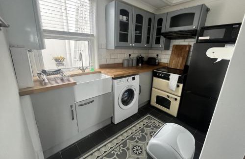 Southwick Apartment | Seaview 2 Bedroom House Sleeps 5 -Pets Ok -WiFi