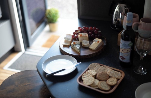 Cupar Cabin | Seaview Cabin Sleeps 2 -Hot Tub -Smart Tv -Parking