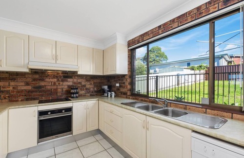 Barrack Heights House | Seaview Escape Beach Family Getaway with Games
