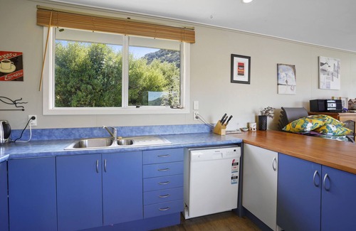 Wainui House | Seaview House - Wainui Holiday Home