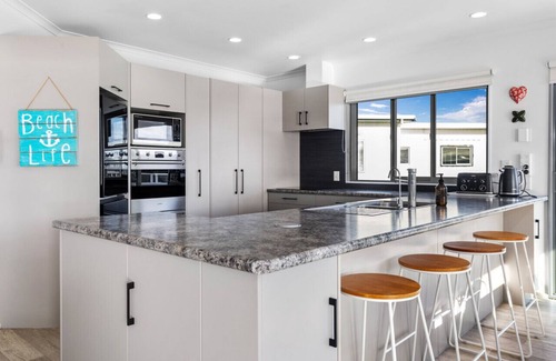 Waiotahi House | Seaview Oasis