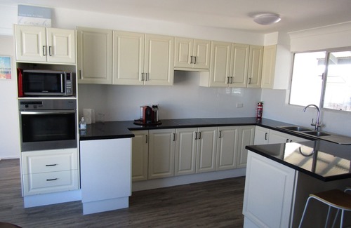 Tiddy Widdy Beach House | Seaview Retreat - Modern 3 bedroom holiday home